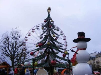 憲法広場入口の目印大きなクリスマスツリーと雪だるま