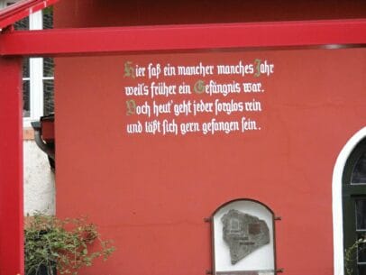 壁に書かれたドイツ語のメッセージ