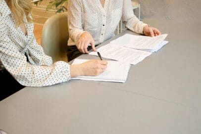 仕事の条件・報酬などの詳細を契約書にまとめる